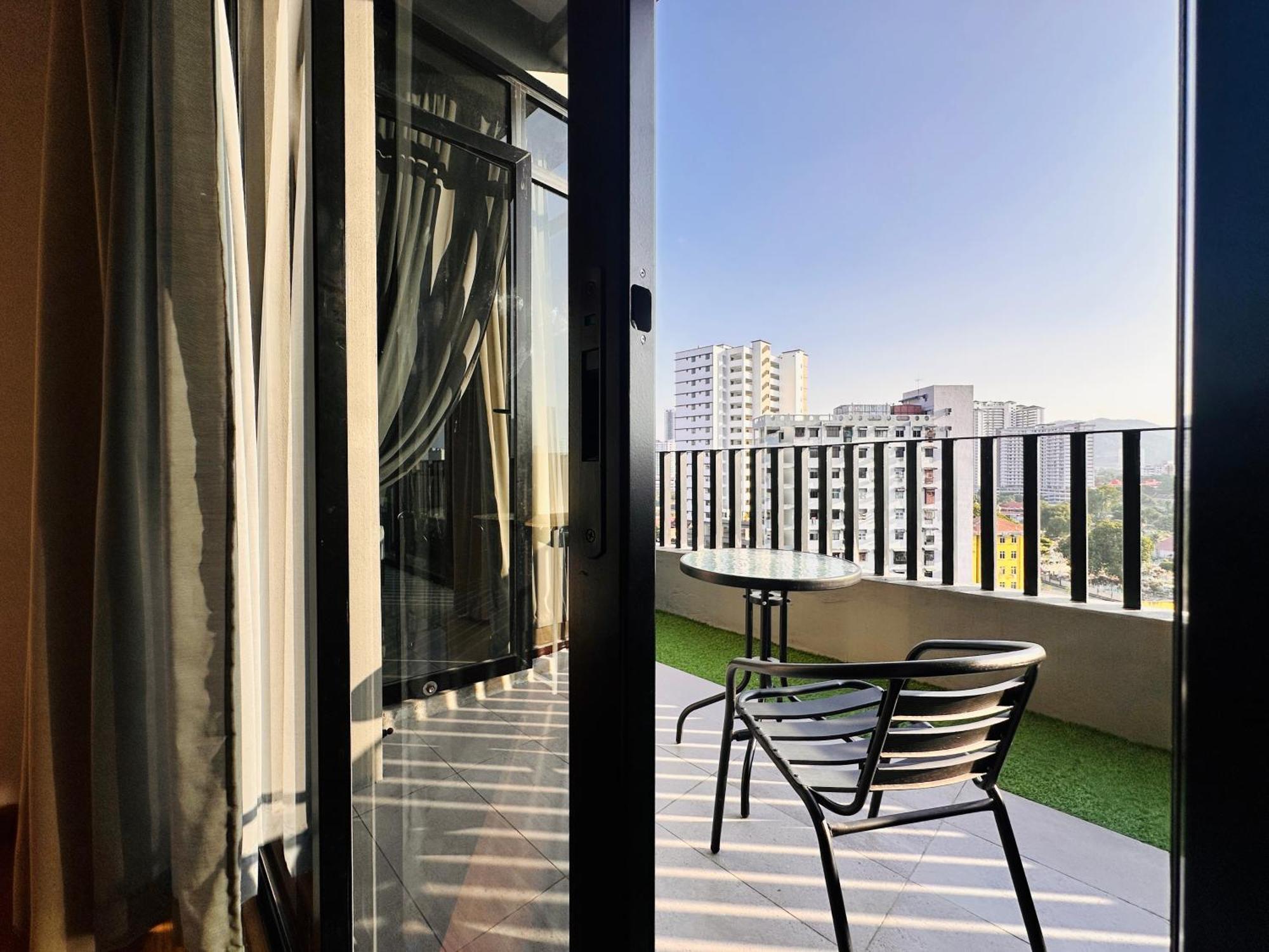 New Georgetown Instagramable 2Br Homestay For 10Pax 无敌美景两房民宿 Beacon Executive Suite Dış mekan fotoğraf