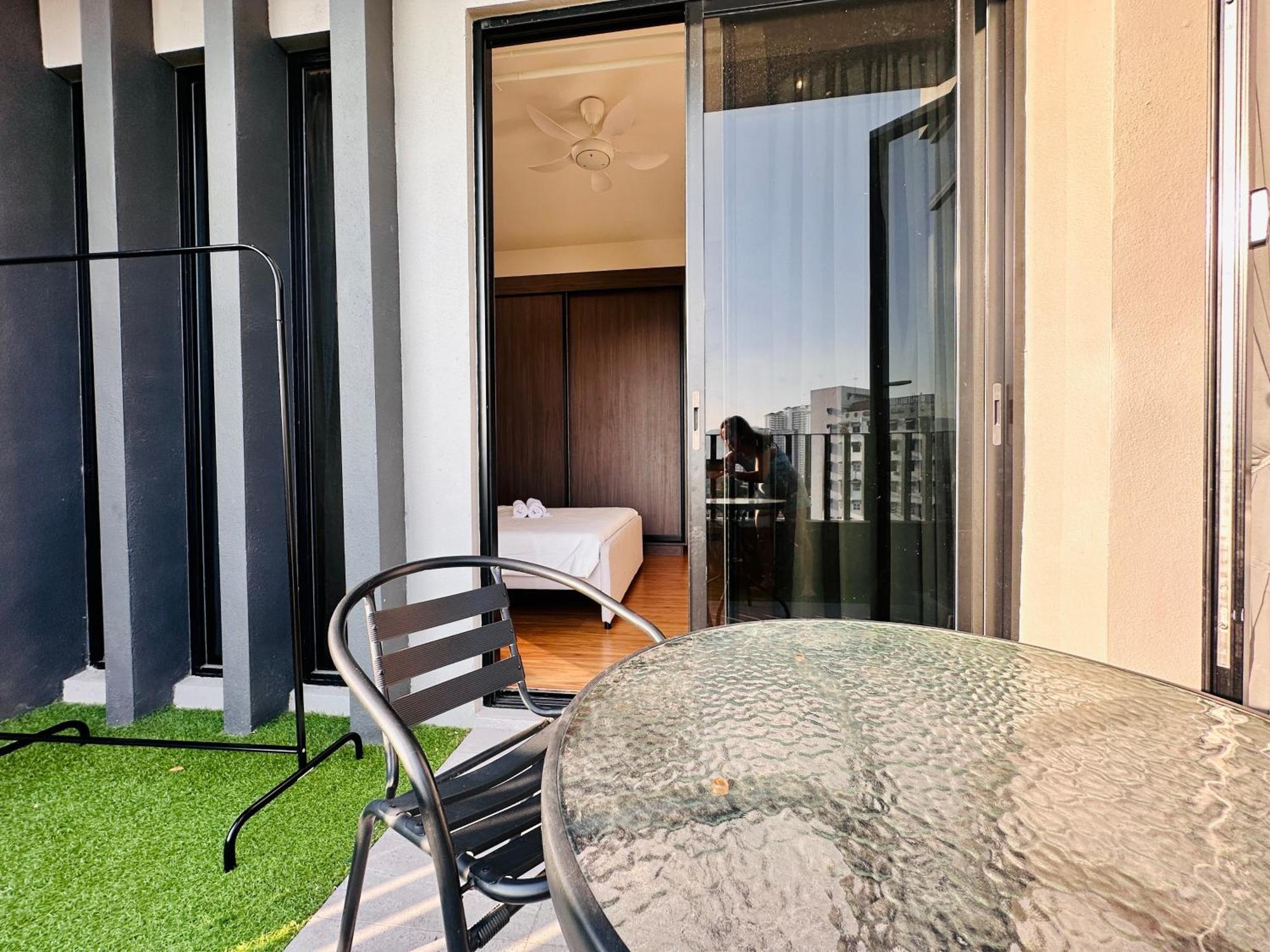 New Georgetown Instagramable 2Br Homestay For 10Pax 无敌美景两房民宿 Beacon Executive Suite Dış mekan fotoğraf