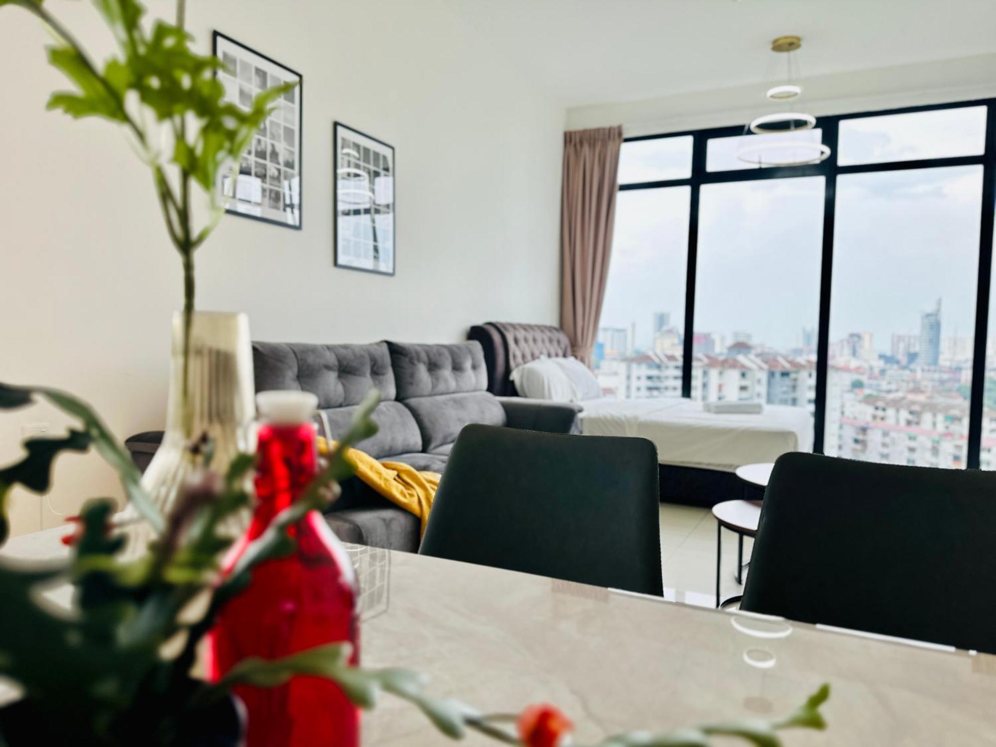 New Georgetown Instagramable 2Br Homestay For 10Pax 无敌美景两房民宿 Beacon Executive Suite Dış mekan fotoğraf