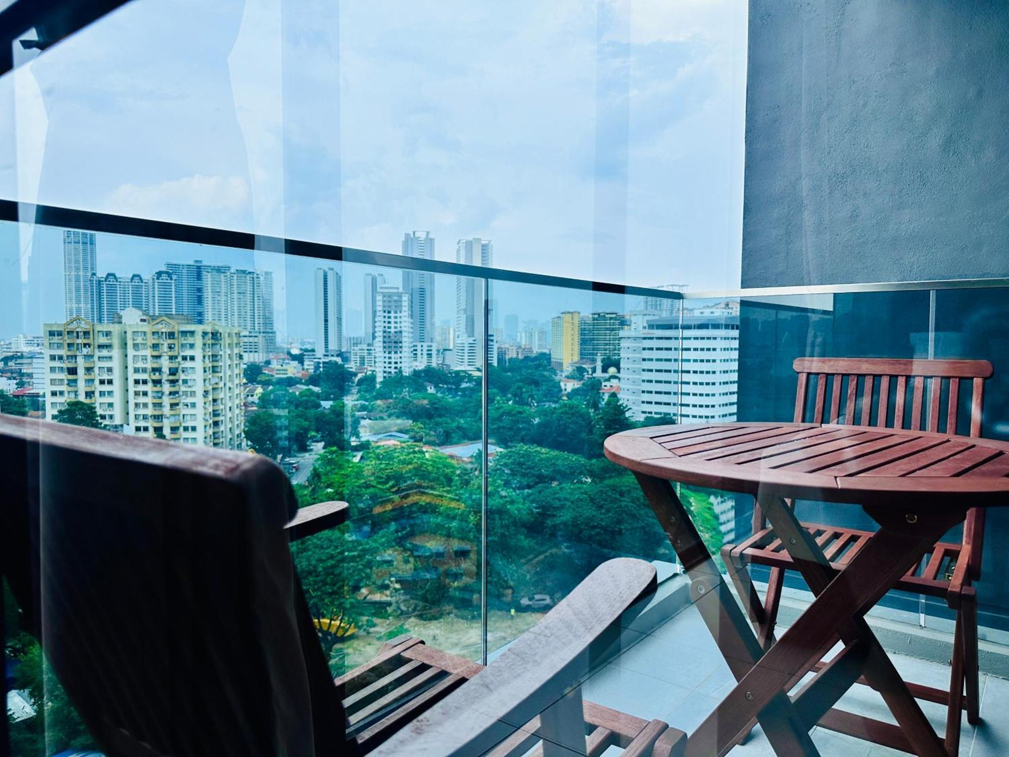 New Georgetown Instagramable 2Br Homestay For 10Pax 无敌美景两房民宿 Beacon Executive Suite Dış mekan fotoğraf